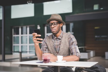 Genç yakışıklı afro geri adam