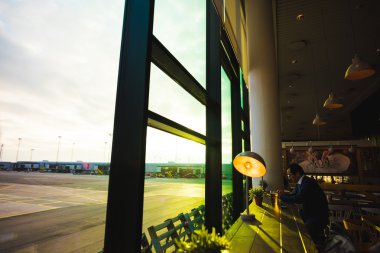 Havaalanı barı adama