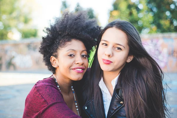 Twee multi-etnische mooie jonge vrouw — Stockfoto