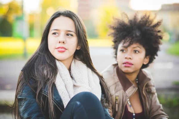 Zwei multiethnische schöne junge Frau — Stockfoto
