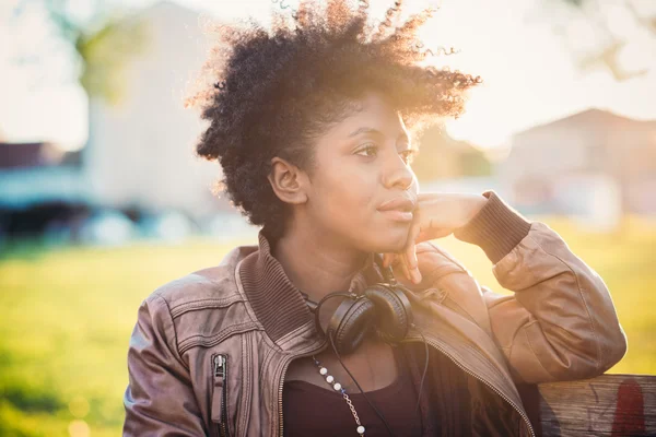 Hermoso negro rizado pelo africano mujer — Foto de Stock