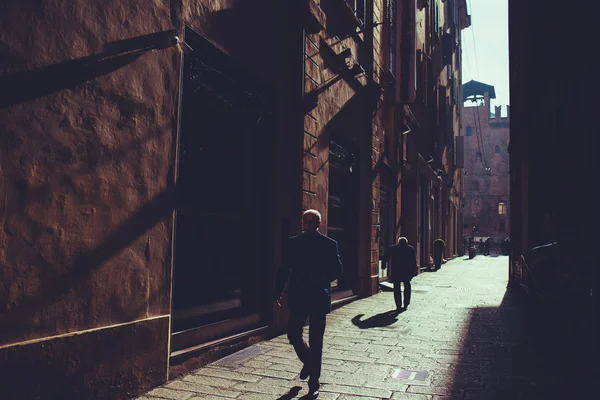 Persone che camminano all'aperto per strada — Foto Stock