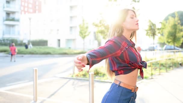 Mujer bailando en la ciudad — Vídeo de stock