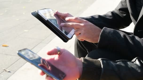 hommes tenant smartphone et tablette 