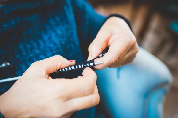 Close up on the hands of a woman knitting — Stock Photo, Image