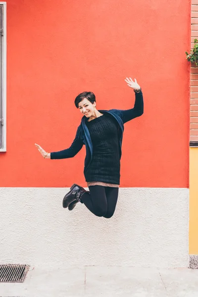 Junge schöne Frau springt — Stockfoto