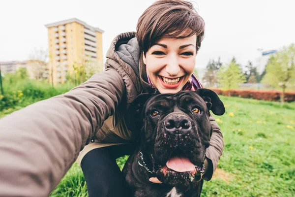 Vacker kvinna i en park — Stockfoto