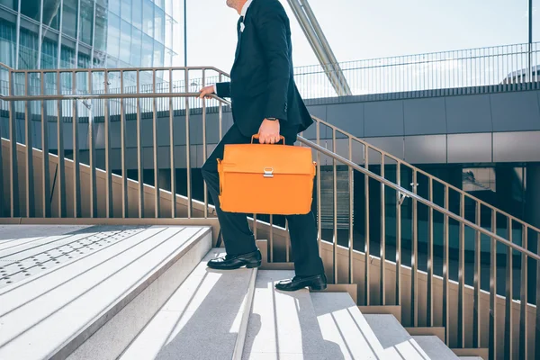 Businessman walking upstairs in city — Stock fotografie