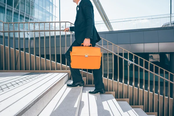 Hombre de negocios caminando arriba en la ciudad —  Fotos de Stock