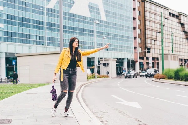 Mujer al aire libre en la ciudad llamando taxi —  Fotos de Stock