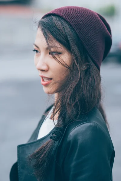 Asyalı kadın bakan — Stok fotoğraf