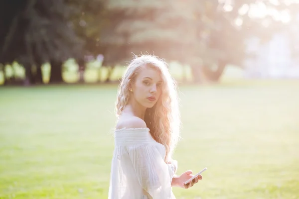 Mujer al aire libre en un parque de la ciudad — Foto de Stock