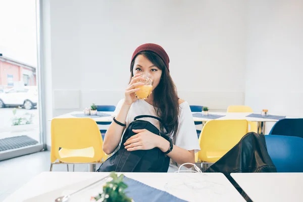 Mujer asiática teniendo vaso de jugo — Foto de Stock