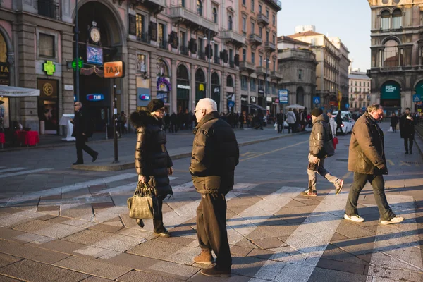 Pessoas andando na cidade — Fotografia de Stock