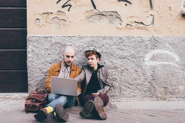 Man en vrouw met behulp van computer — Stockfoto