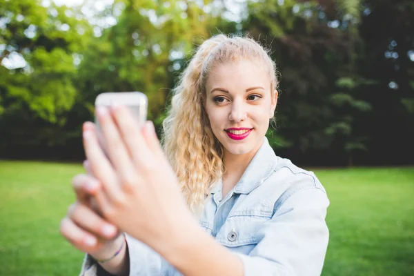 Kvinnan tar selfie utomhus — Stockfoto