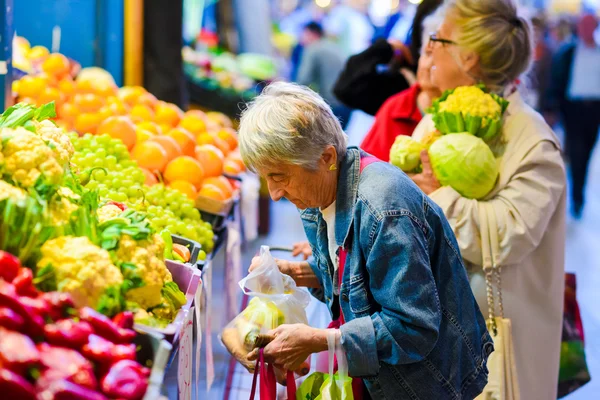 Mulher comprando frutas — Fotografia de Stock