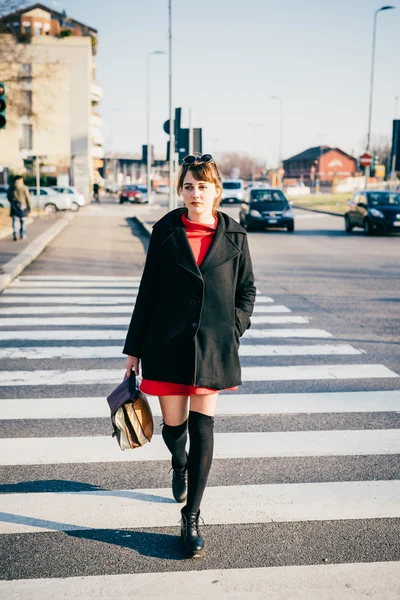 Μικρά όμορφα κόκκινα ντυμένος γυναίκα vintage hipster — Φωτογραφία Αρχείου