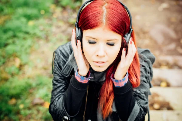 Kadın açık müzik dinleme — Stok fotoğraf