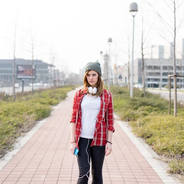 Chica caminando y bailando — Foto de Stock