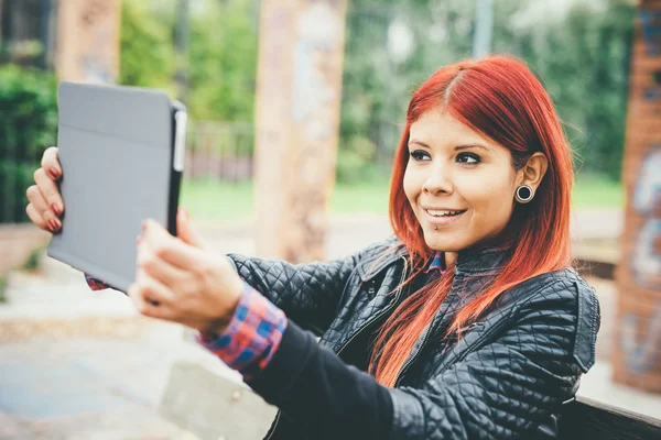 Žena s držáku tabletu užívat selfie — Stock fotografie