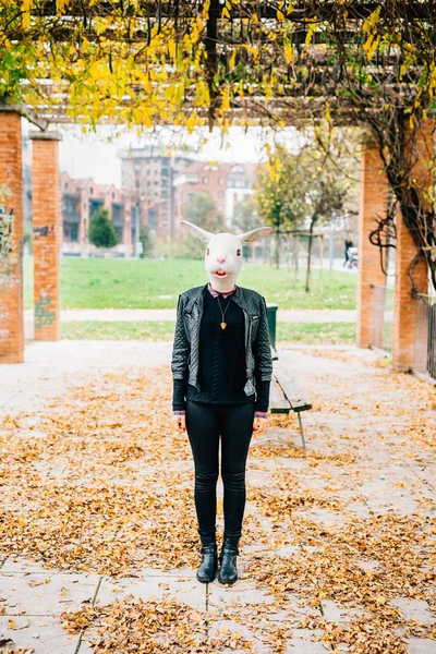 Vrouw buiten in een stadspark — Stockfoto