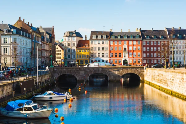 Nyhavn gatan och kanalen — Stockfoto