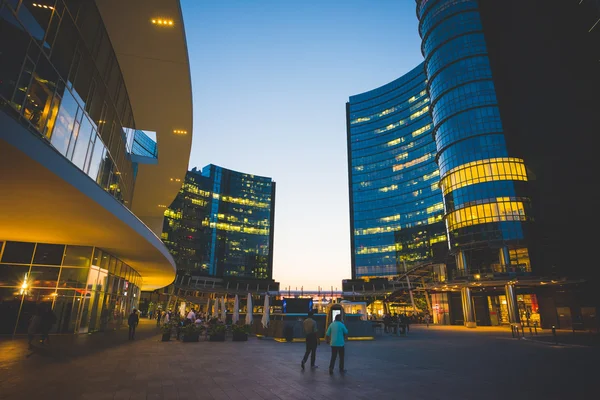 Natt syn på Gae Aulenti's square i Milano — Stockfoto