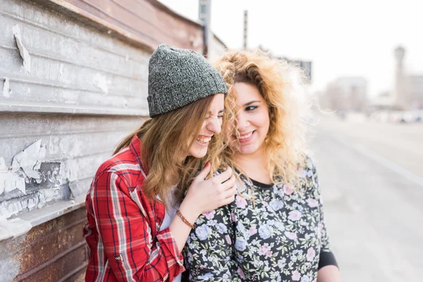 Mujeres abrazando, sonriendo y divirtiéndose —  Fotos de Stock