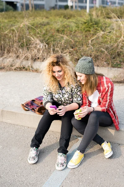 Women sitting on sidewalk the city — Stock Photo, Image