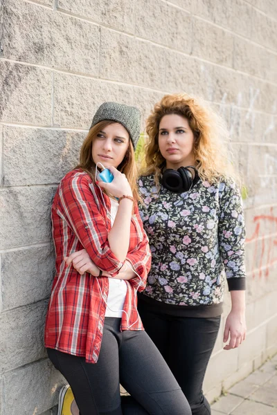 Women leaning against wall — Stock Photo, Image