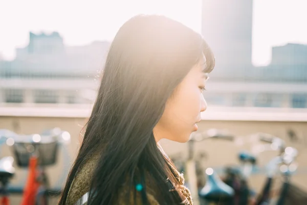 Азиатская женщина на открытом воздухе в городе — стоковое фото