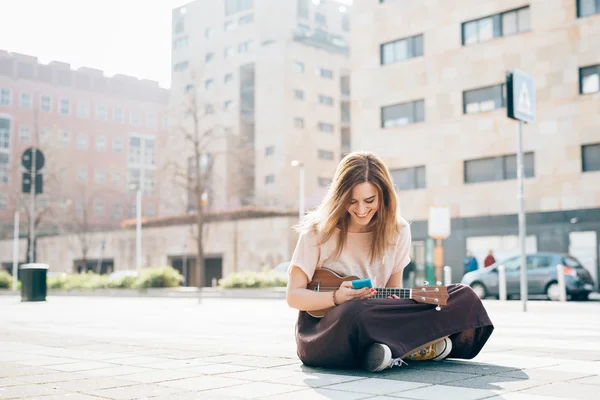Cabello rubio mujer sentado al aire libre —  Fotos de Stock