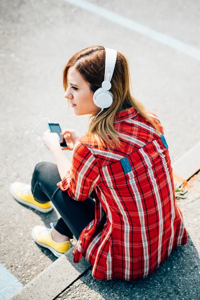 Cabelo loiro mulher ouvir música — Fotografia de Stock