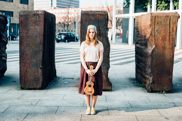 Woman holding an ukulele outdoor — Stockfoto