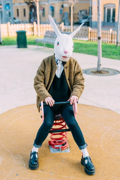 Vrouw in de stad dragen van masker konijn — Stockfoto