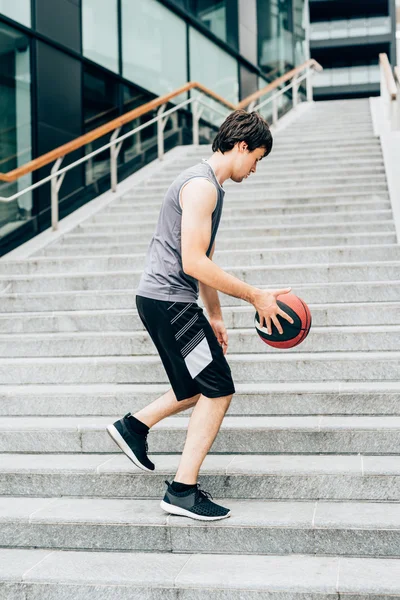 Homem saltando e jogando basquete — Fotografia de Stock