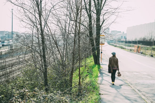 Хіпстерська жінка гуляє в місті — стокове фото