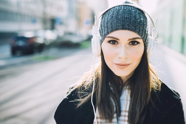 Mulher na cidade com fones de ouvido — Fotografia de Stock