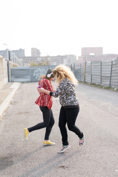 Femmes écoutant de la musique avec écouteurs — Photo