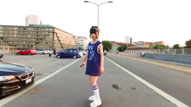 Chinese woman using skateboard in city — Stock Video