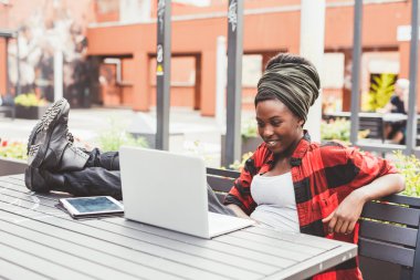 masada bacakları açık oturan kadın