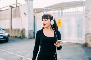 Kulaklıkla müzik dinleyen kadın