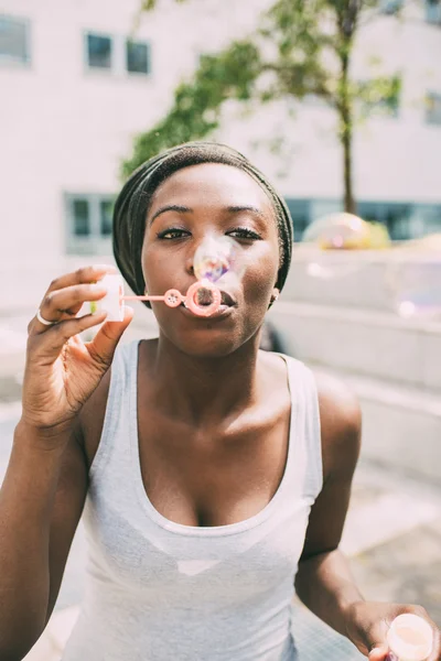 Vrouw waait bubbels — Stockfoto