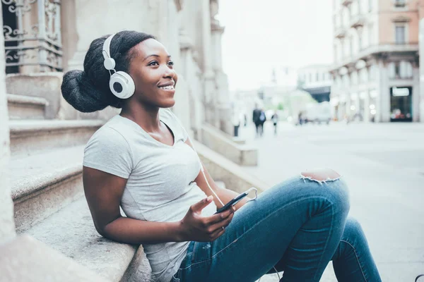 Mulher ouvindo música com fones de ouvido — Fotografia de Stock