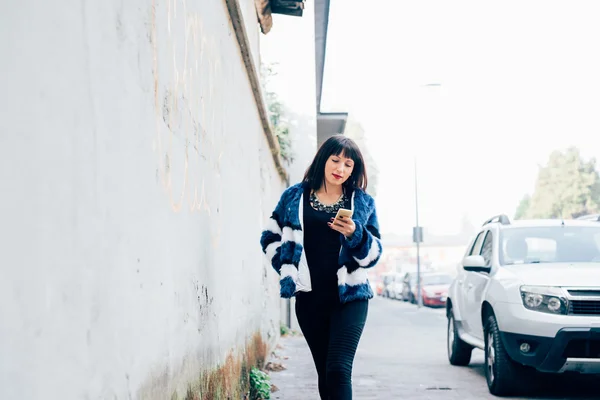 Mujer caminando al aire libre en la ciudad —  Fotos de Stock