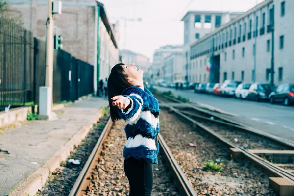 Žena stojící s náručí dokořán — Stock fotografie