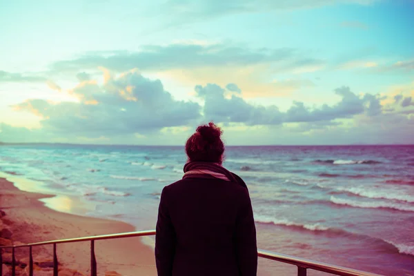 Woman standing at seaside — Stock Photo, Image