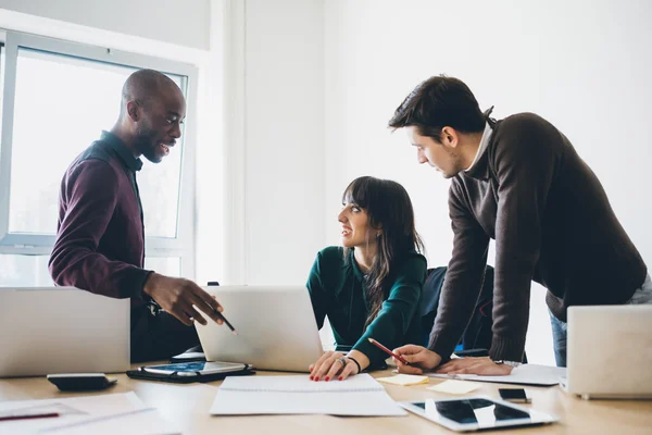 Multirassische Geschäftsleute arbeiten — Stockfoto