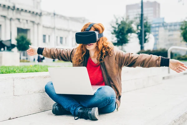 Woman using 3D viewer — Stock Photo, Image